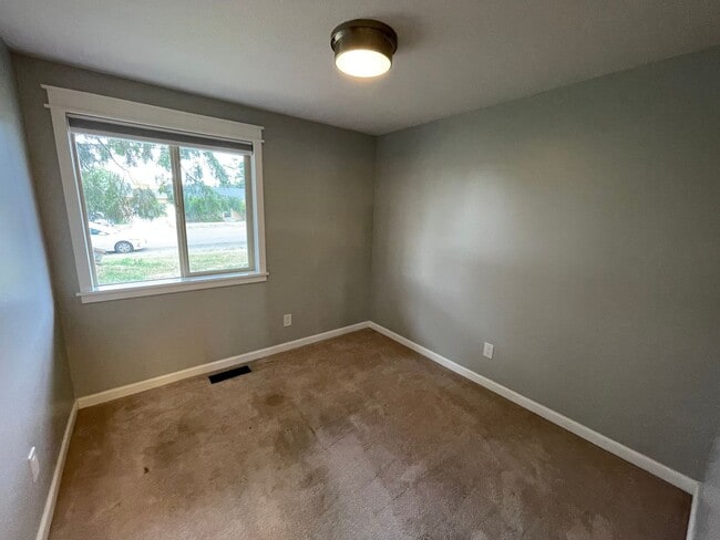 Building Photo - Convenient 3-Bedroom Home Near NAS Whidbey Island with Garage Parking