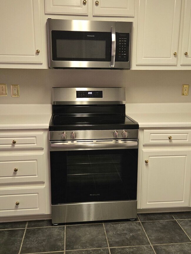 Building Photo - Impeccable Home in Gorgeous Neighborhood