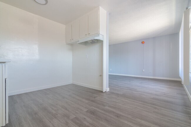 Building Photo - 634 W 92nd St