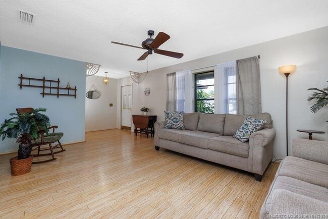 Building Photo - 160 SE Duxbury Ave