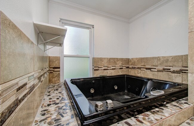 Building Photo - 674 Ravensworth Dr