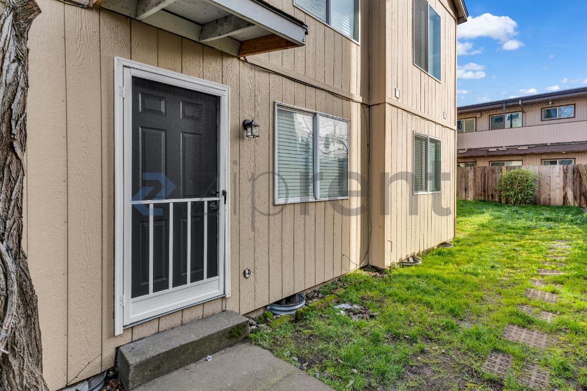 Building Photo - 1526 NE 68th Ave