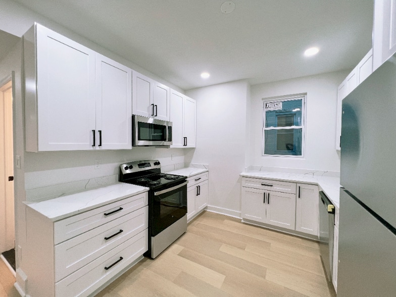 Building Photo - 720 E 41st St