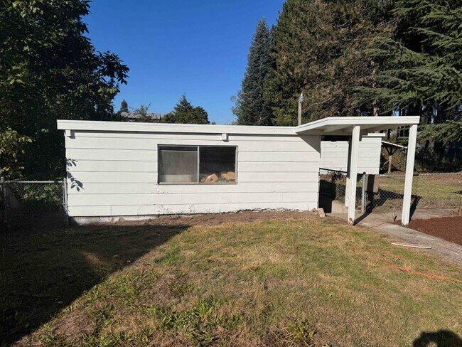 Building Photo - 321 W Summa St
