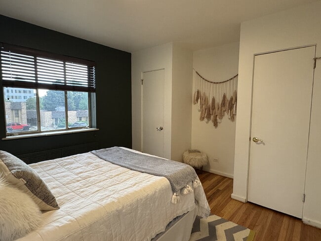 Building Photo - "Charming 1-Bed End Unit Condo on Bellaire...