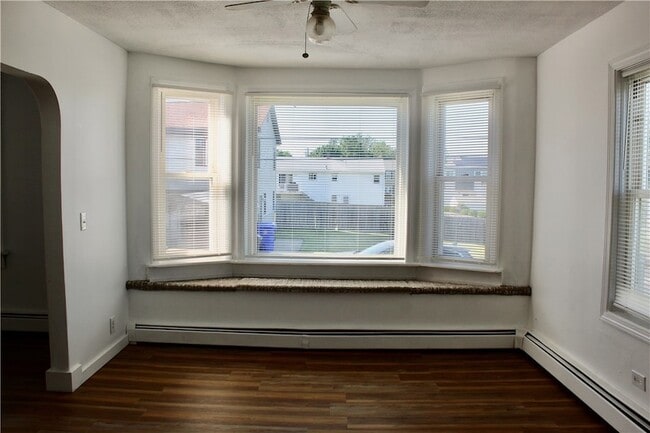 Building Photo - 204 Lewis St