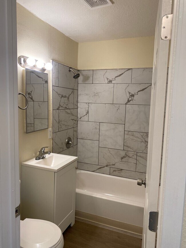 Building Photo - Welcome to SkyView Villa & Somerset Apartments!