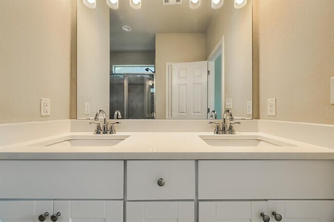 Building Photo - 108 Flexus Ln