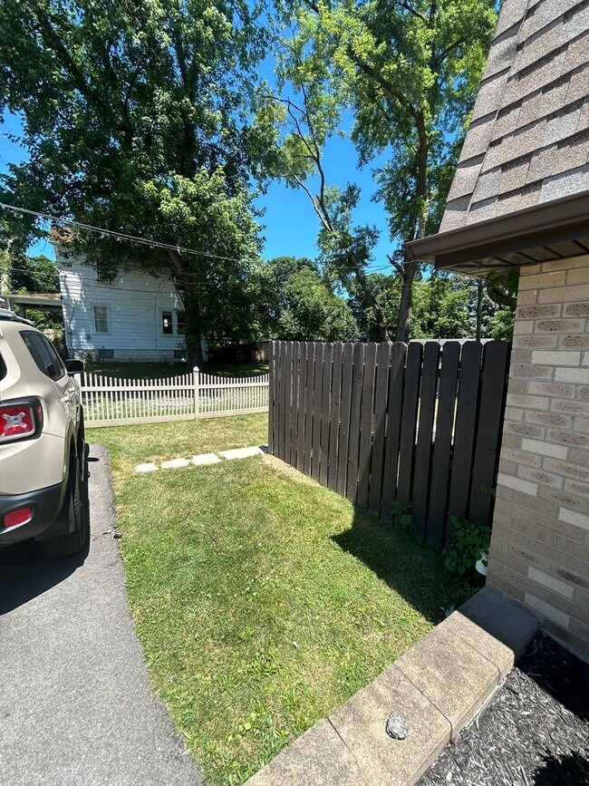 Building Photo - Modern 1 Bedroom Townhome in Prime Moon Township Location!