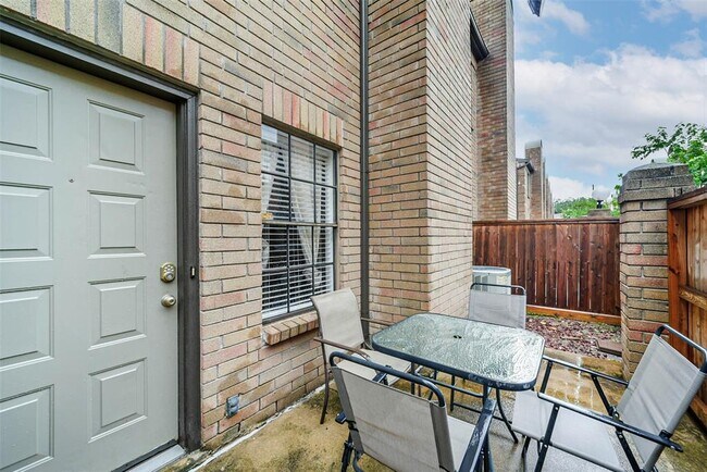Building Photo - 9850 Pagewood Ln