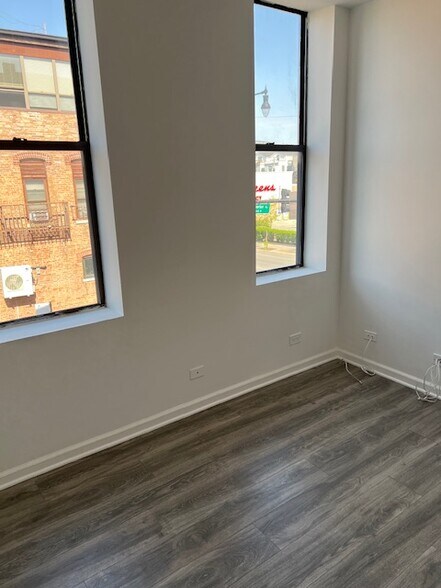 Building Photo - 1461 W Fullerton Ave