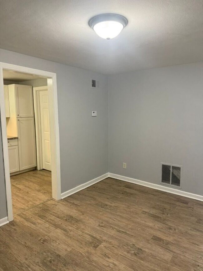 Building Photo - Spacious Two Bedroom Townhouse