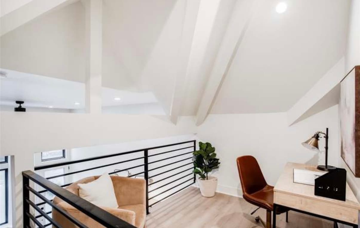 Building Photo - 807 E 22nd Ave