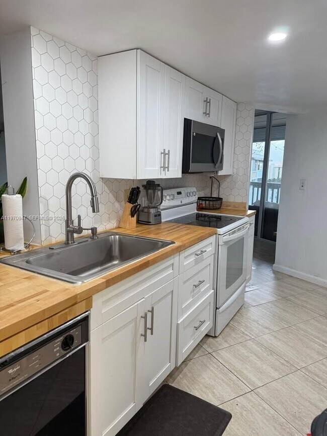 Building Photo - 6911 Environ Blvd