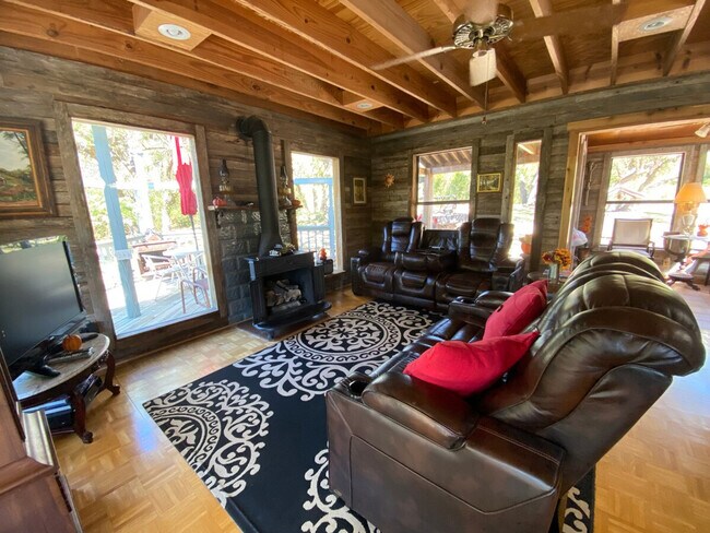 Building Photo - 297 Little River Ln