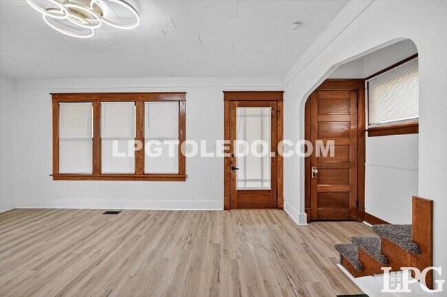 Building Photo - 4140 Caroline Ave