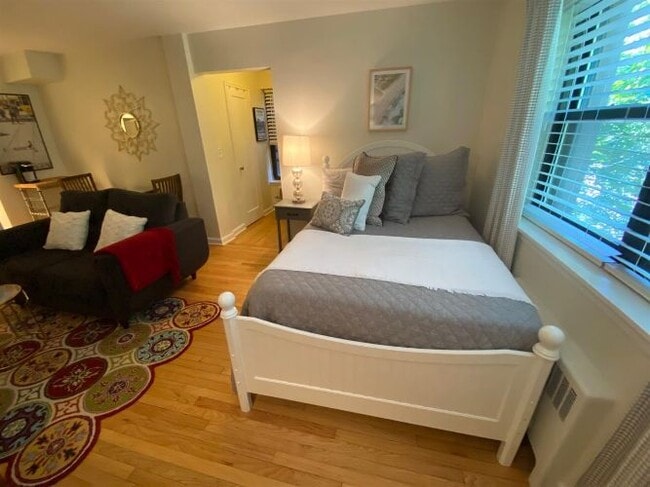 Building Photo - 295 York St