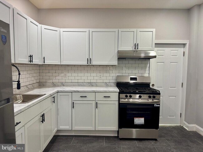 Building Photo - 2128 W 65th Ave