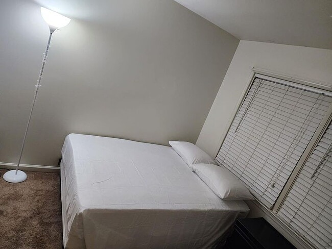 Building Photo - 831 Edpas Rd