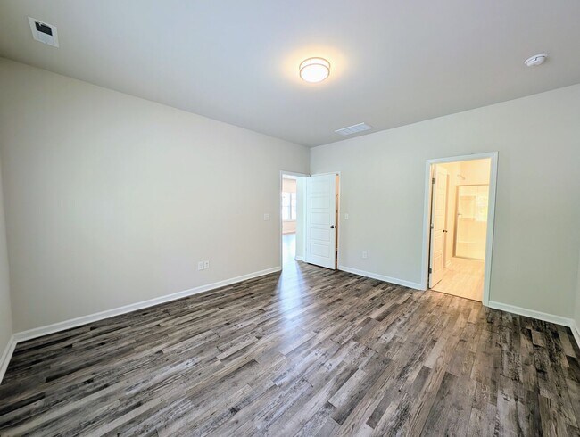 Building Photo - Stunning 4BR/3.5BA End Unit Townhome in Wa...