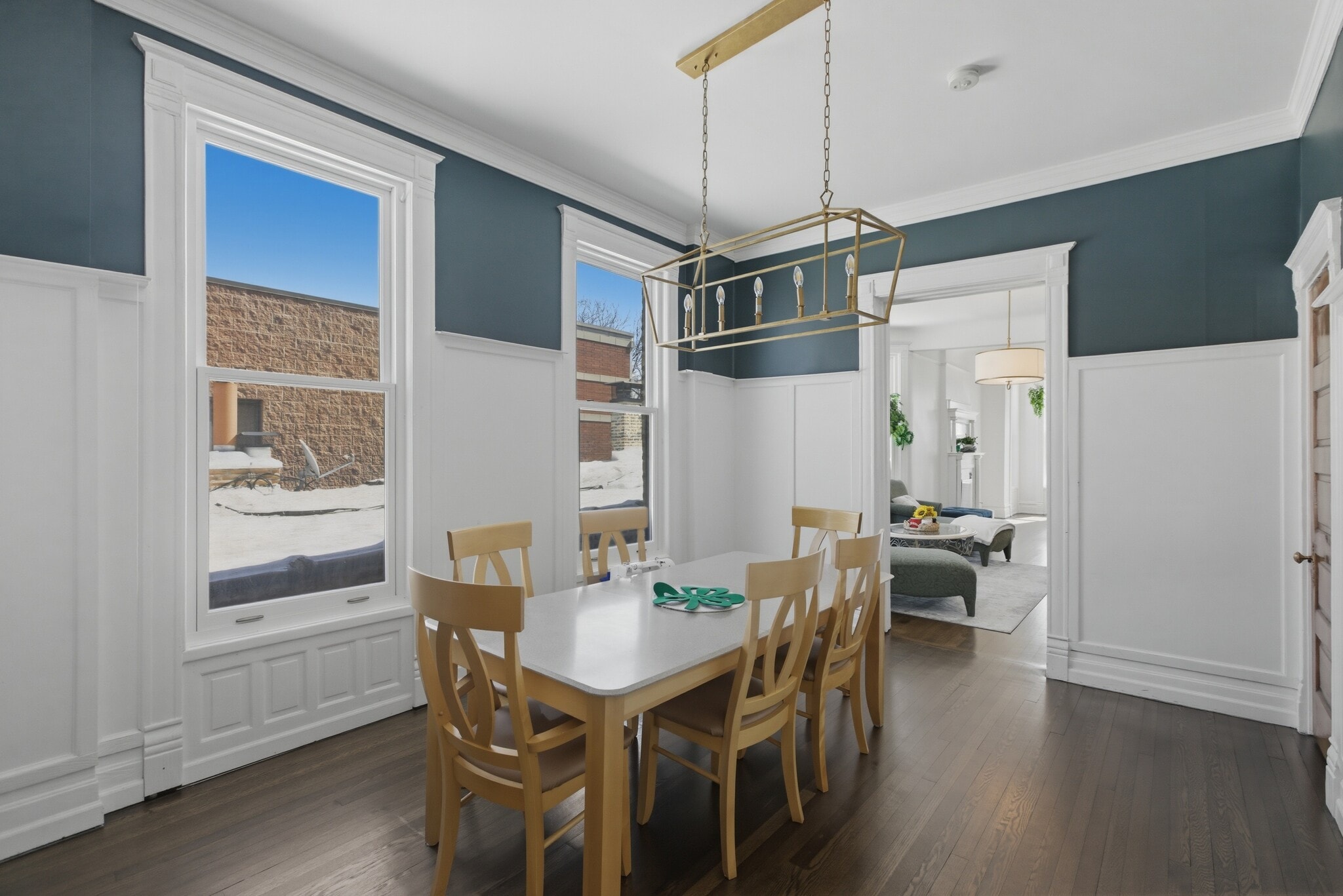 Building Photo - 850 W Oakdale Ave