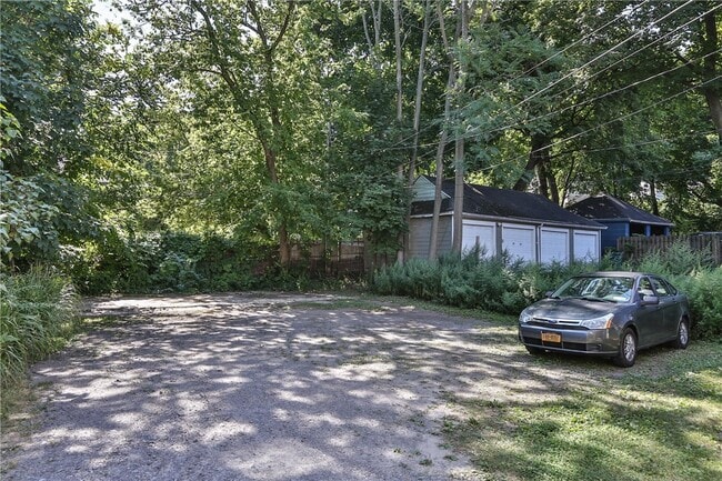 Building Photo - 296 Laburnam Crescent
