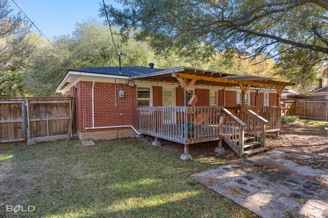 Building Photo - Cute 3 Bedroom 1.5 Bath