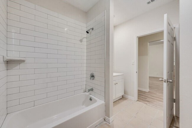Building Photo - 2704 Rosen Ave