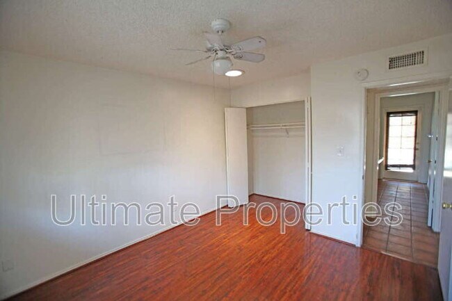 Building Photo - 8702 E Sells Dr