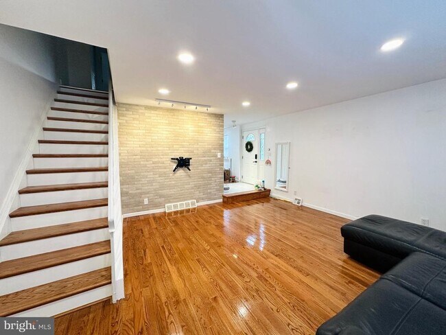 Building Photo - 813 Arnold St