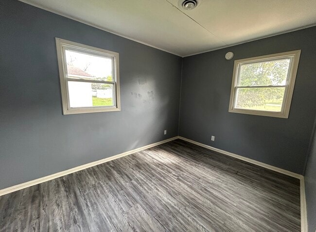 Building Photo - 231 Lindenwood Dr