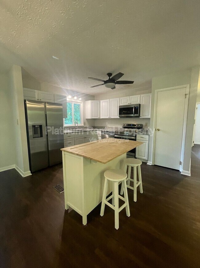 Building Photo - 2564 Timberly Dr SE