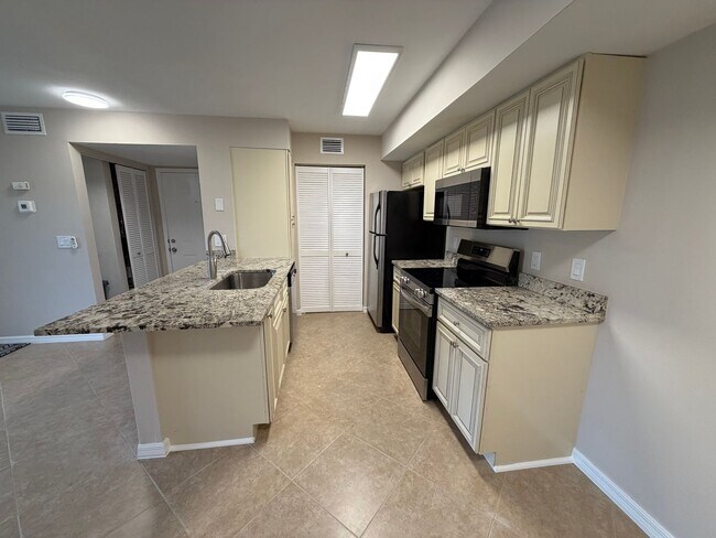 Building Photo - ANNUAL RENTAL - 1 BED / 1 BATH AT OASIS