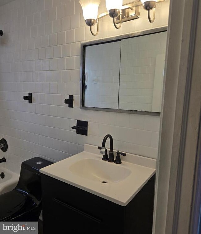 Building Photo - 7801 Hillsway Ave