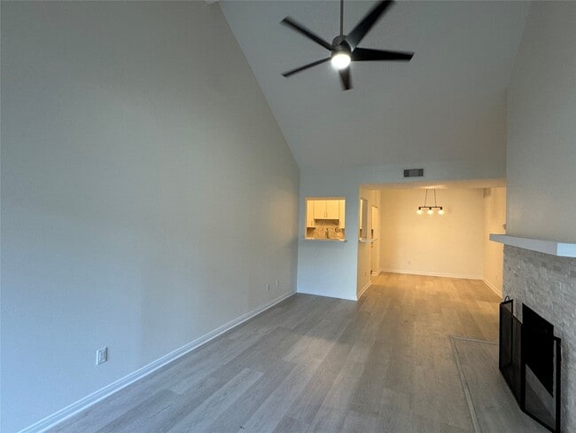 Building Photo - 2100 Tanglewilde St