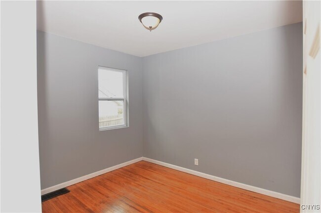 Building Photo - 112 Woodlawn Ave W