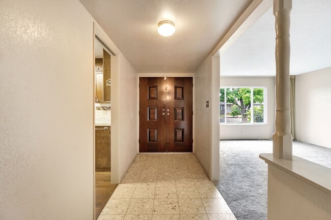 Building Photo - 1564 E Escalon Ave