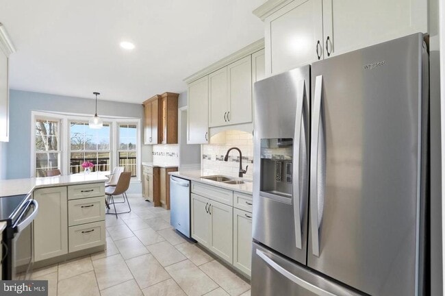 Building Photo - 4708 SUMMIT Rd