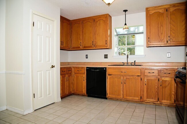 Building Photo - 3 Bedroom in Bluewater Bay!