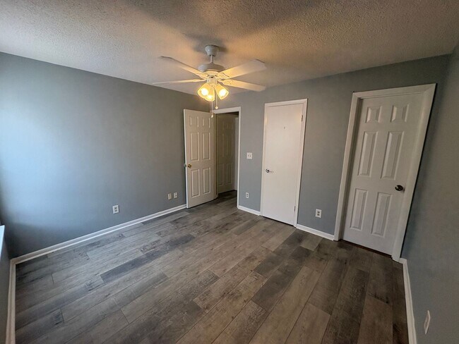 Building Photo - 424 Valley Dr