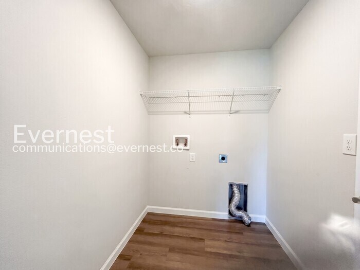 Building Photo - 8 Round Table Ln