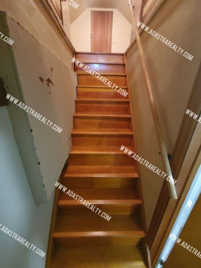 Building Photo - Spacious Raytown Home-Available NOW!!