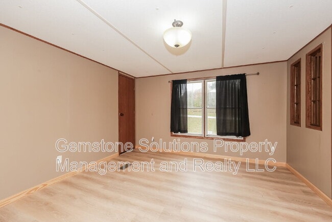 Building Photo - 5576 Hargrove Rd