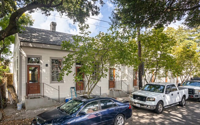 Building Photo - Uptown Renovated 1/1.5 apartment with Private Backyard