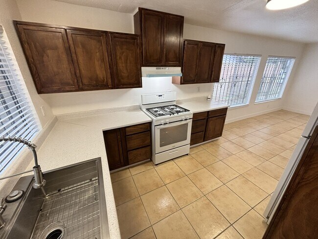 Building Photo - Newly Renovated 3bed/3Bath W/ private studio located in E. Las Vegas