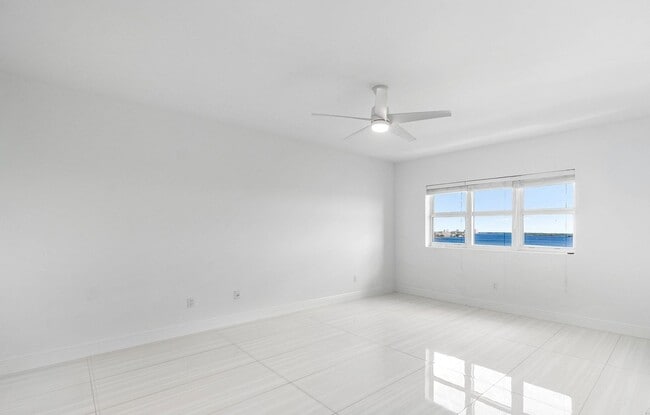 Building Photo - 2650 Lake Shore Dr