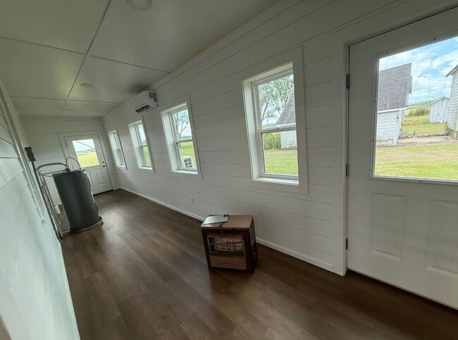 Building Photo - Charming Country Farmhouse in Elberta!