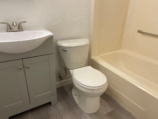 Building Photo - 1 bed downstairs unit with courtyard, laundry access,brand new appliances, paint and flooring, in...