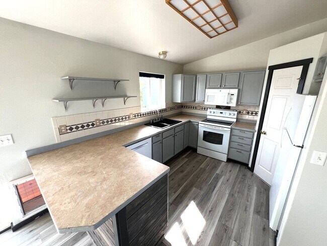 Building Photo - Pet Friendly 4 Bed 2 Bath Single Family Home W/ Fully Fenced Yard, Double Car Garage Located in E...