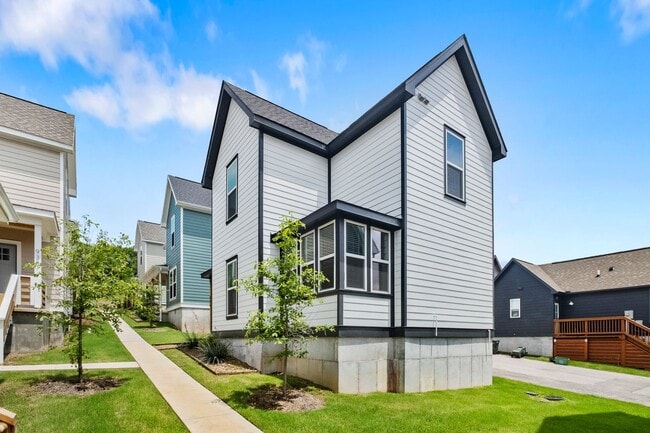 Building Photo - Beautiful and Modern Home!